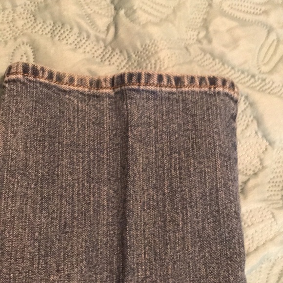 ❤️ (29)Ladies in Levi’s, size 10 short. Jeans are in excellent condition. - Picture 4 of 9